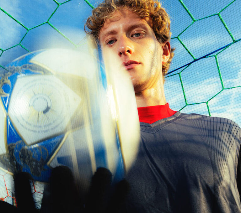 Focus su ragazzo che palleggia con il pallone